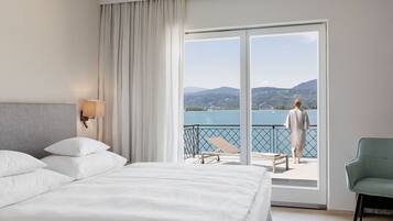 Suite mit Balkon | Bộ đồ giường cao cấp, minibar, bàn