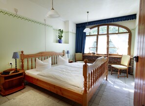 Basic Double Room | Individually furnished - Hotel Haus Kylltal (Zendscheid)