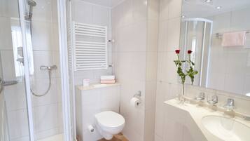 Comfort Double Room | Bathroom | Free toiletries, hair dryer, towels