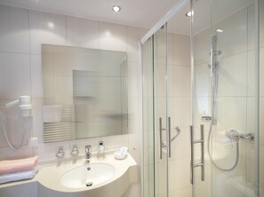 Produtos de toalete grátis, secador de cabelo, toalhas de banho 