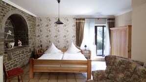 Quadruple Room | Individually furnished - Hotel Haus Kylltal (Zendscheid)