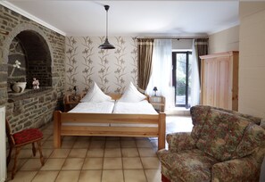 Individually furnished - Hotel Haus Kylltal (Zendscheid)