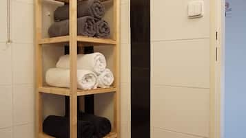 Loft panorâmico | Comodidades do banheiro | Chuveiro, produtos de toalete grátis, secador de cabelo