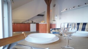 Panoramic Loft | Makan dalam bilik