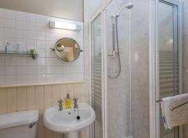 Chuveiro, produtos de toalete grátis, secador de cabelo