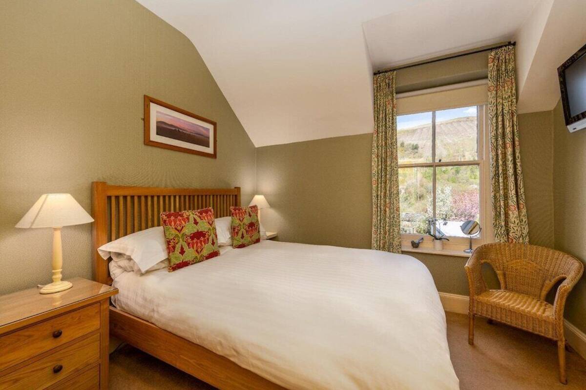 Cortinas blackout, wifi gratis y ropa de cama