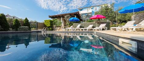 Sæsonbestemt udendørs pool, åben fra kl. 09.00 til kl. 22.00, parasoller