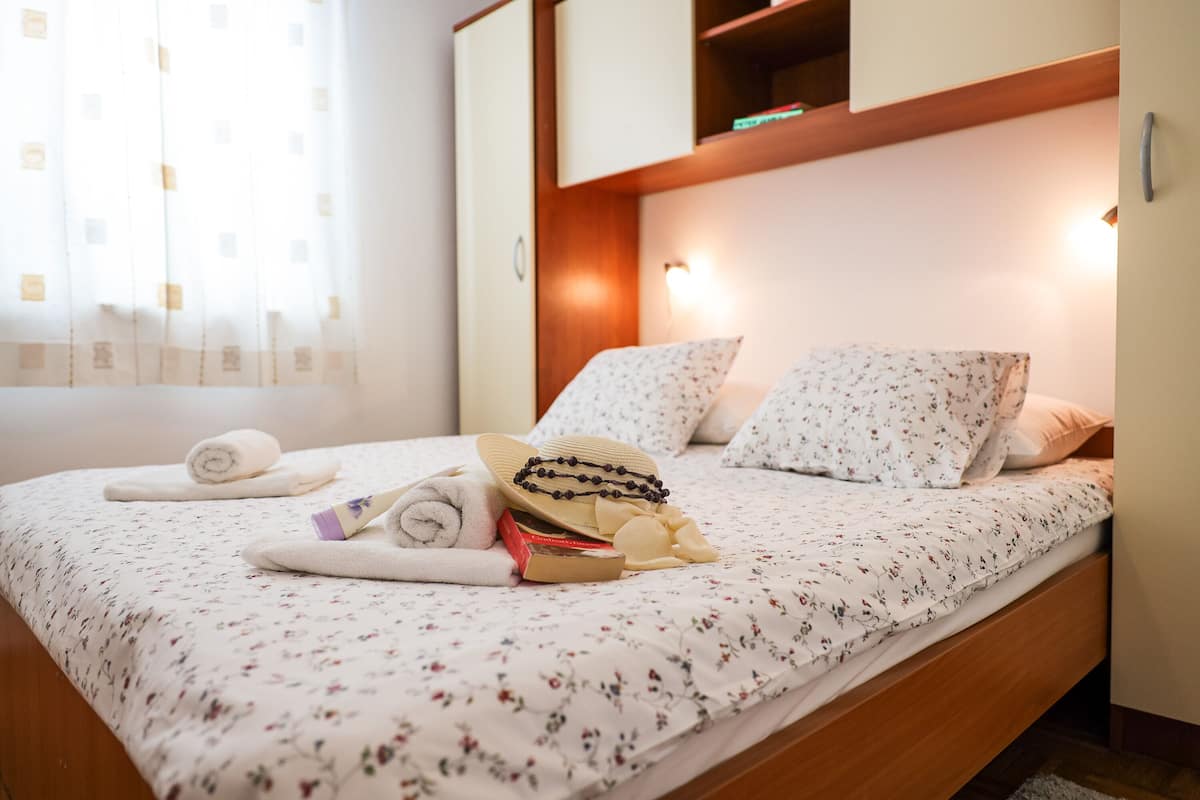1 habitación, escritorio y sistema de insonorización