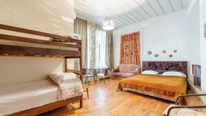 Familiekamer, 1 slaapkamer | Een strijkplank/strijkijzer, gratis wifi, beddengoed