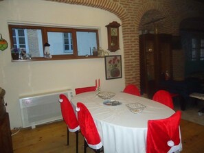 Breakfast (GEL 10.00 per person)