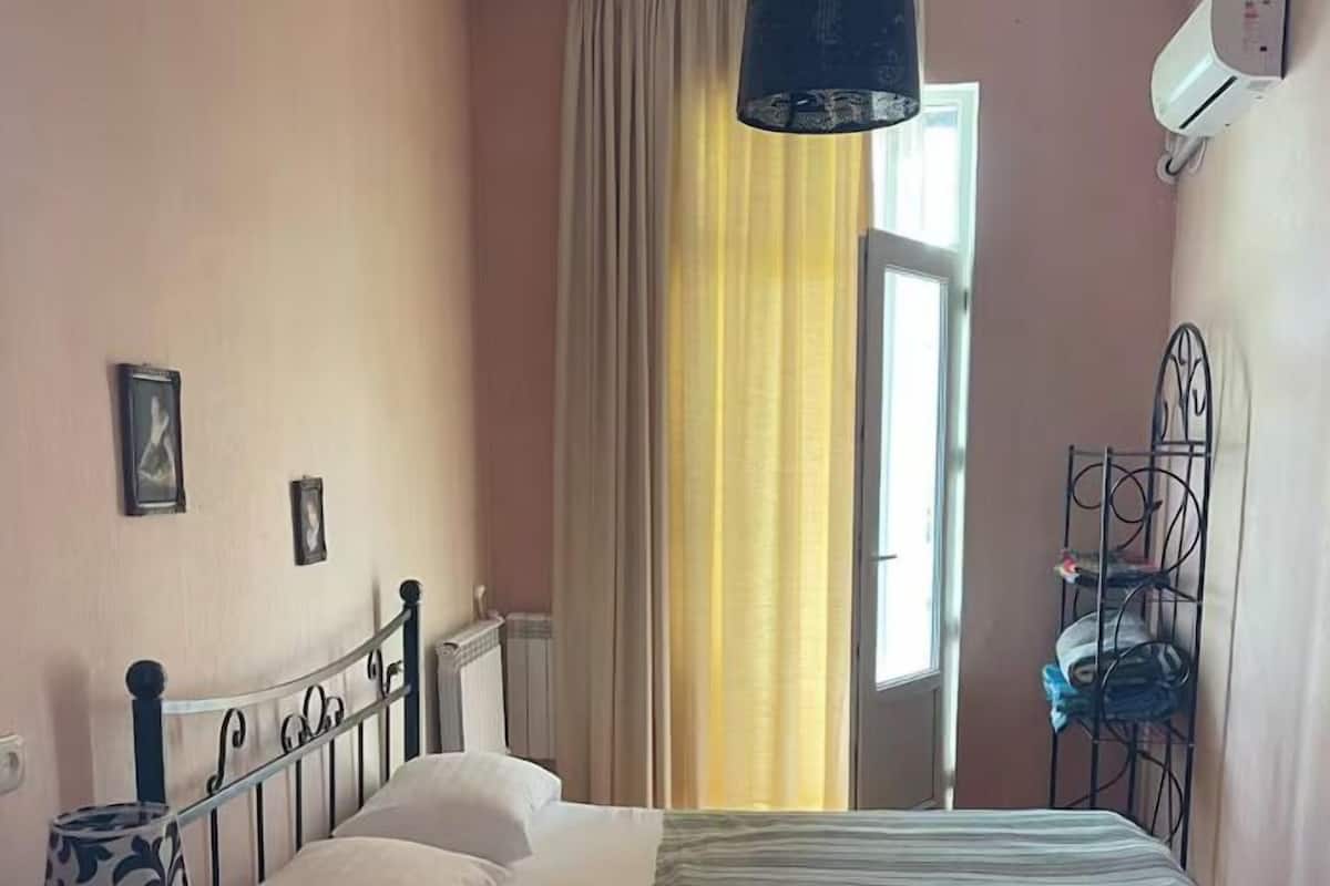 Habitació bàsica | Planxa i posts de planxar, wifi gratuïta i roba de llit 