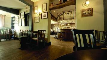 Petit déjeuner et déjeuner servis sur place, spécialités Cuisine locale