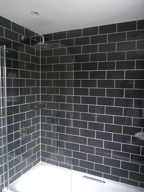 Twin Room | Bathroom - The Dog at Peover (Knutsford)