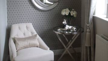 Chambre Double Supérieure, 1 trÚs grand lit | Décoration personnalisée, ameublement personnalisé, bureau