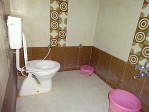 Chuveiro, chuveiro com efeito de chuva, produtos de toalete grátis