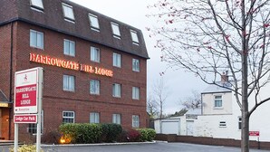 Hotel amb un cartell que indica 'The White Horse' i 'Harrowgate Hill Lodge'.