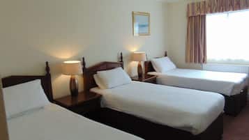 Triple Room | Desk, iron/ironing board, free cots/infant beds, free WiFi