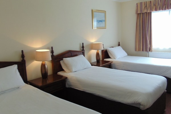 Triple Room | Desk, iron/ironing board, free cribs/infant beds, free WiFi