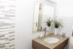 Dusch, gratis toalettartiklar, hÄrtork och handdukar