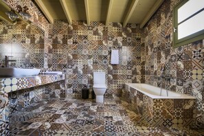 华丽别墅, 私人游泳池, 海景 | 浴室 | 独立的浴缸和淋浴、免费洗浴用品、吹风机、毛巾