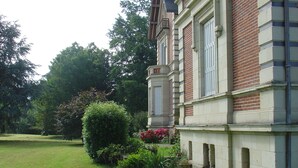 A historic building with a well-maintained garden, a hedge, and flowering plants. - Château de Belle Poule  (Les Ponts-de-Ce)