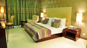 Deluxe Room, 1 King Bed | Minibar, in-room safe, desk, iron/ironing board