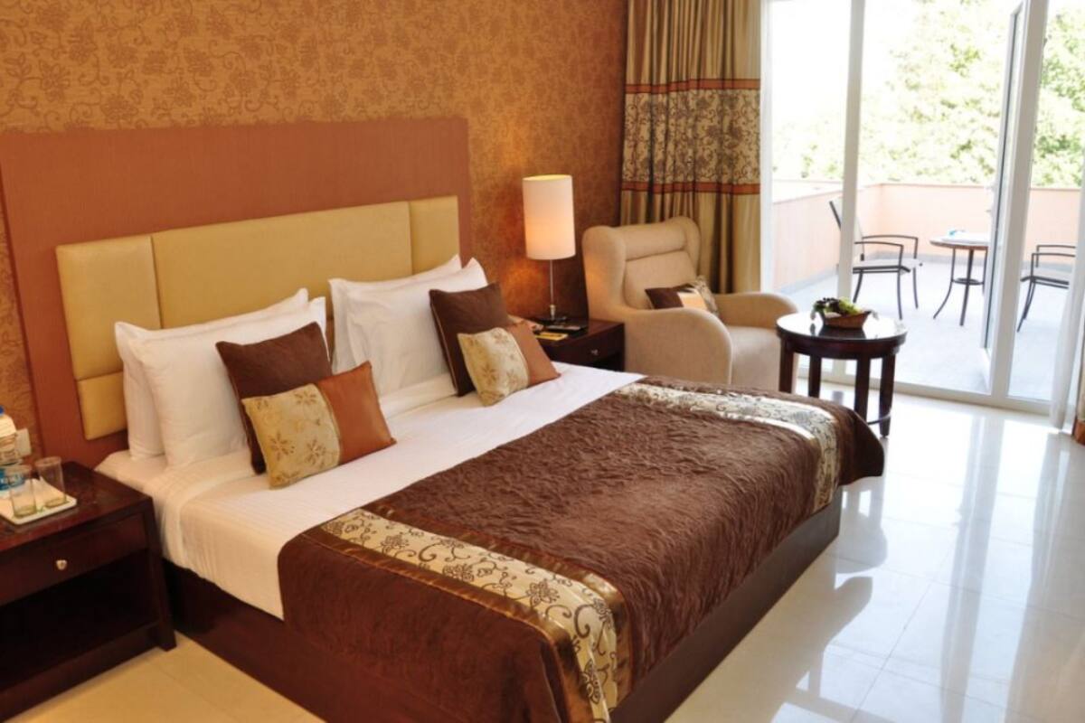 Minibar, in-room safe, desk, iron/ironing board