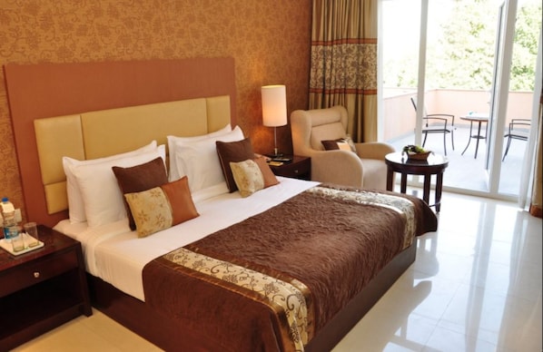 Minibar, in-room safe, desk, iron/ironing board