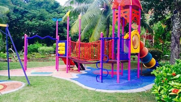 Zona de juegos infantil al aire libre