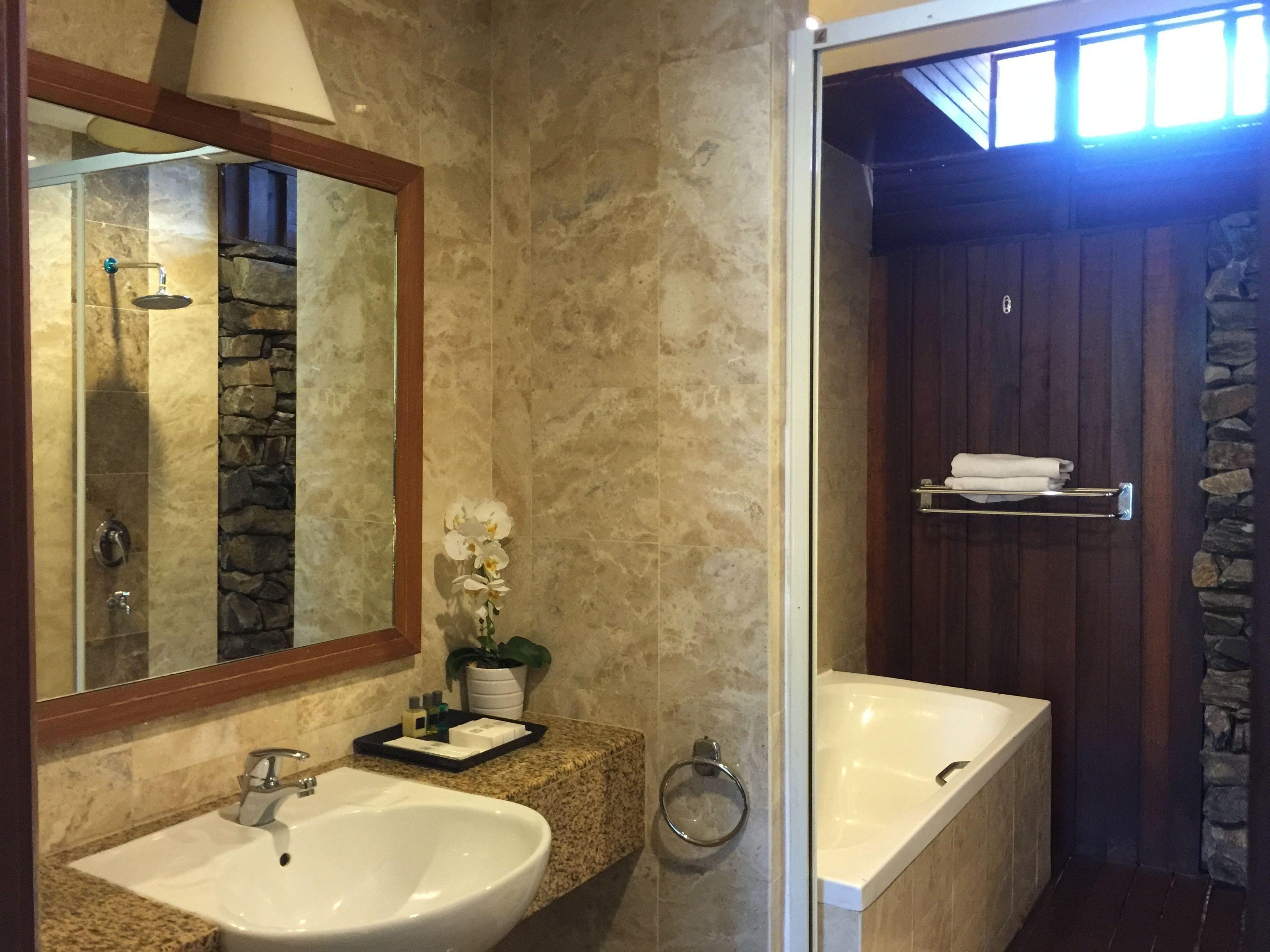 Shower, rainfall showerhead, free toiletries, towels