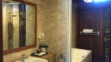 Shower, rainfall showerhead, free toiletries, towels