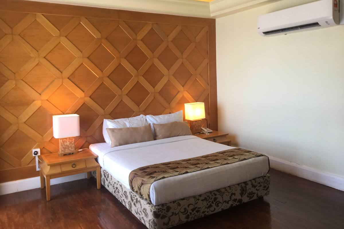 ห้องดีลักซ์ | มินิบาร์, ตู้นิรภัยในห้องพัก, โต๊ะทำงาน, ผ้าม่านกันแสง