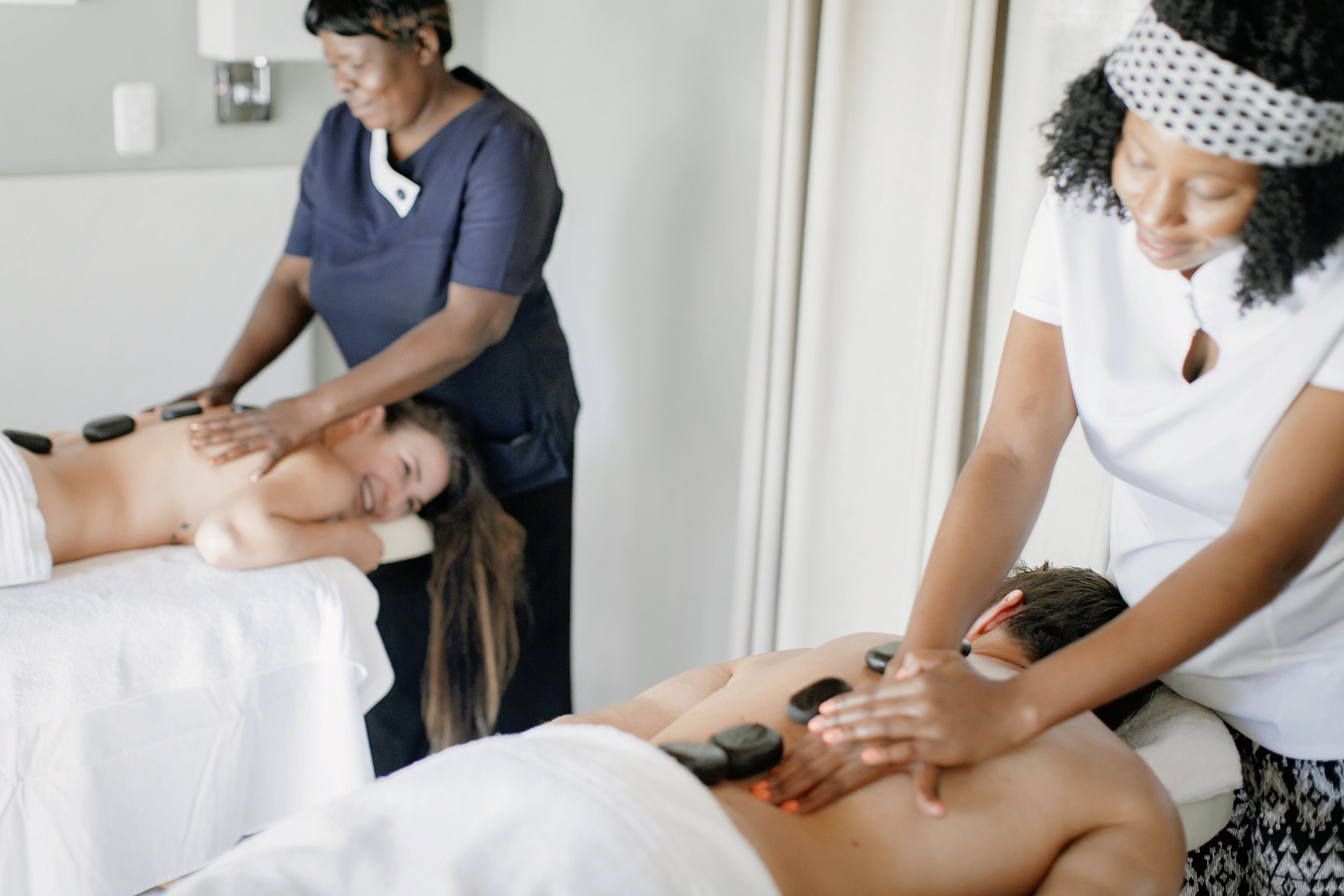 Kroppsbehandlinger, massasje med varme steiner og dypvevsmassasje