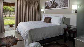 Rom – deluxe, eget bad | Sengetøy av topp kvalitet, minibar, safe på rommet og skrivebord