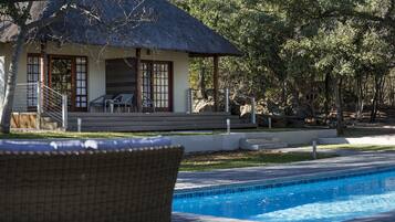 2 piscinas externas, guarda-sóis, espreguiçadeiras