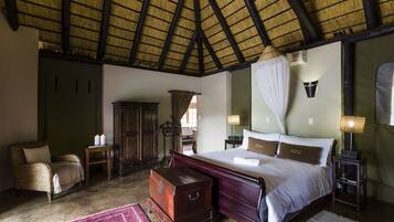 Quarto casal (Skukuza) | Roupas de cama premium, frigobar, cofres nos quartos, escrivaninha