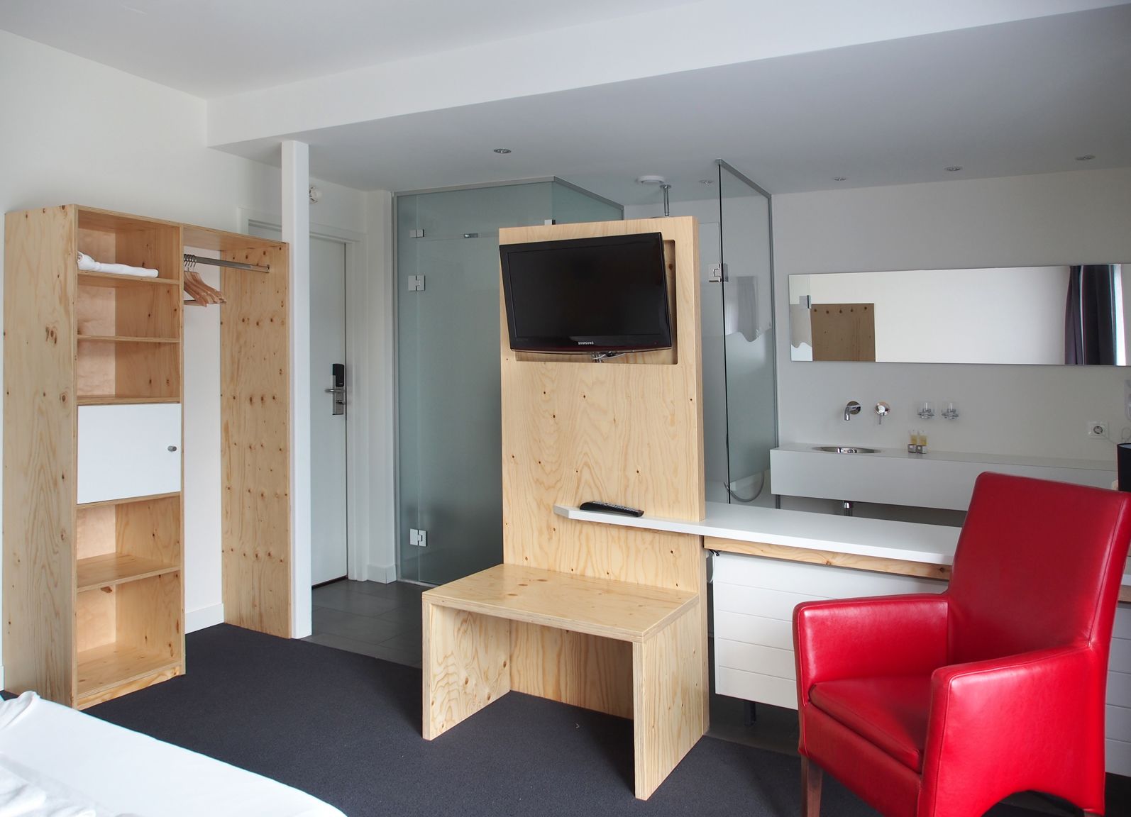 Comfort tweepersoonskamer, 2 eenpersoonsbedden | Een kluis op de kamer, een bureau, geluiddichte muren, gratis wifi