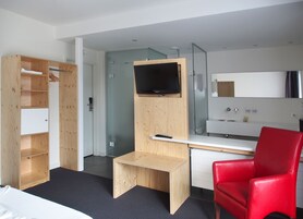 Habitación Confort doble, 2 camas individuales | Caja fuerte, escritorio, sistema de insonorización y wifi gratis