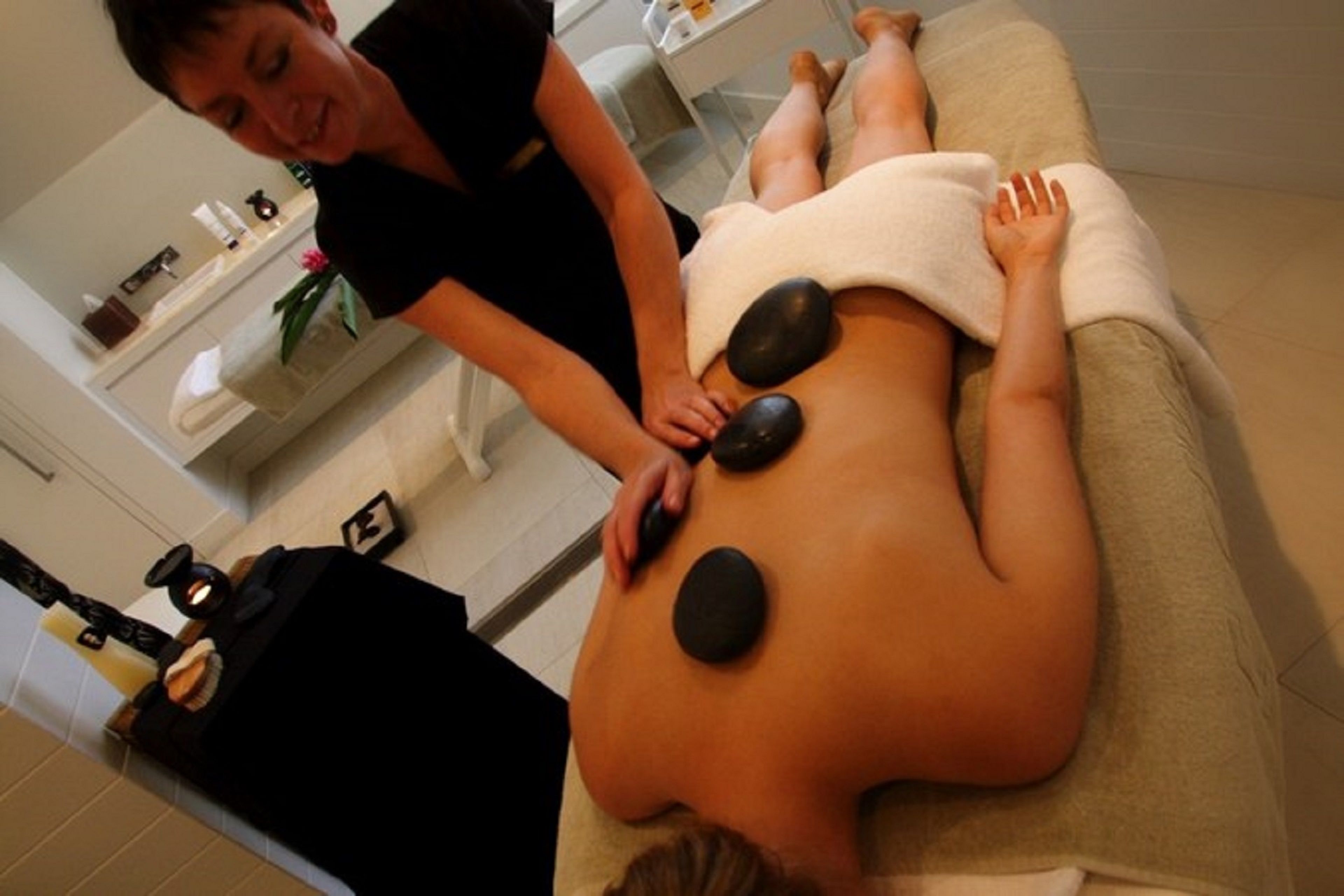 body treatments, hydrotherapy, aromatherapy, hot stone massages