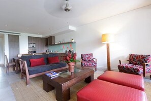 Apartamento superluxo, 2 quartos, sacada, vista para a piscina | Sala de estar | TV 42 polegadas com canais a cabo, DVD player