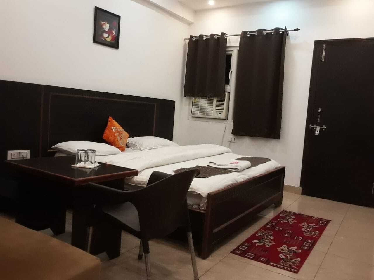 Deluxe Double Room | Living room | Flat-screen TV