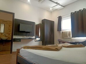 Deluxe Room | Living area | Flat-screen TV - Hotel Rajshree (Purnagiri)