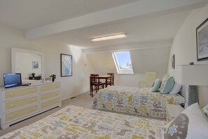 3 bedrooms, iron/ironing board, free WiFi, bed sheets - 3 bedroom, 2 bath get-away located across the street from the beach (St Simons Island)