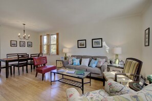 TV - 3 bedroom, 2 bath get-away located across the street from the beach (St Simons Island)