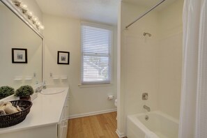 Combined shower/tub, hair dryer, towels - 3 bedroom, 2 bath get-away located across the street from the beach (St Simons Island)