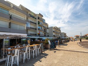 Outdoor dining - Biscarrosse Beach: 1BR Apt with Terrace, Parking, Oceanfront (Biscarrosse Plage)