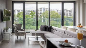 Executive Suite, 2 Bedrooms | Individually decorated, individually furnished, blackout drapes