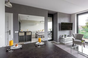 Suite ejecutiva, 2 habitaciones | Decoración personalizada, muebles diferentes y cortinas blackout