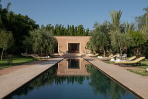 Outdoor pool, sun loungers - Pavillon Terra ababila (Marrakech)