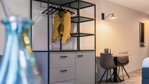 A modern room with a built-in wardrobe, a desk, and a chair. - Heuvelrijk Berg en Dal (Groesbeek)